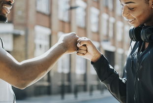 九游体育官方app-英超比赛中裁判语调与非语言行为对球员情绪波动的影响，用语言或行为对裁判员