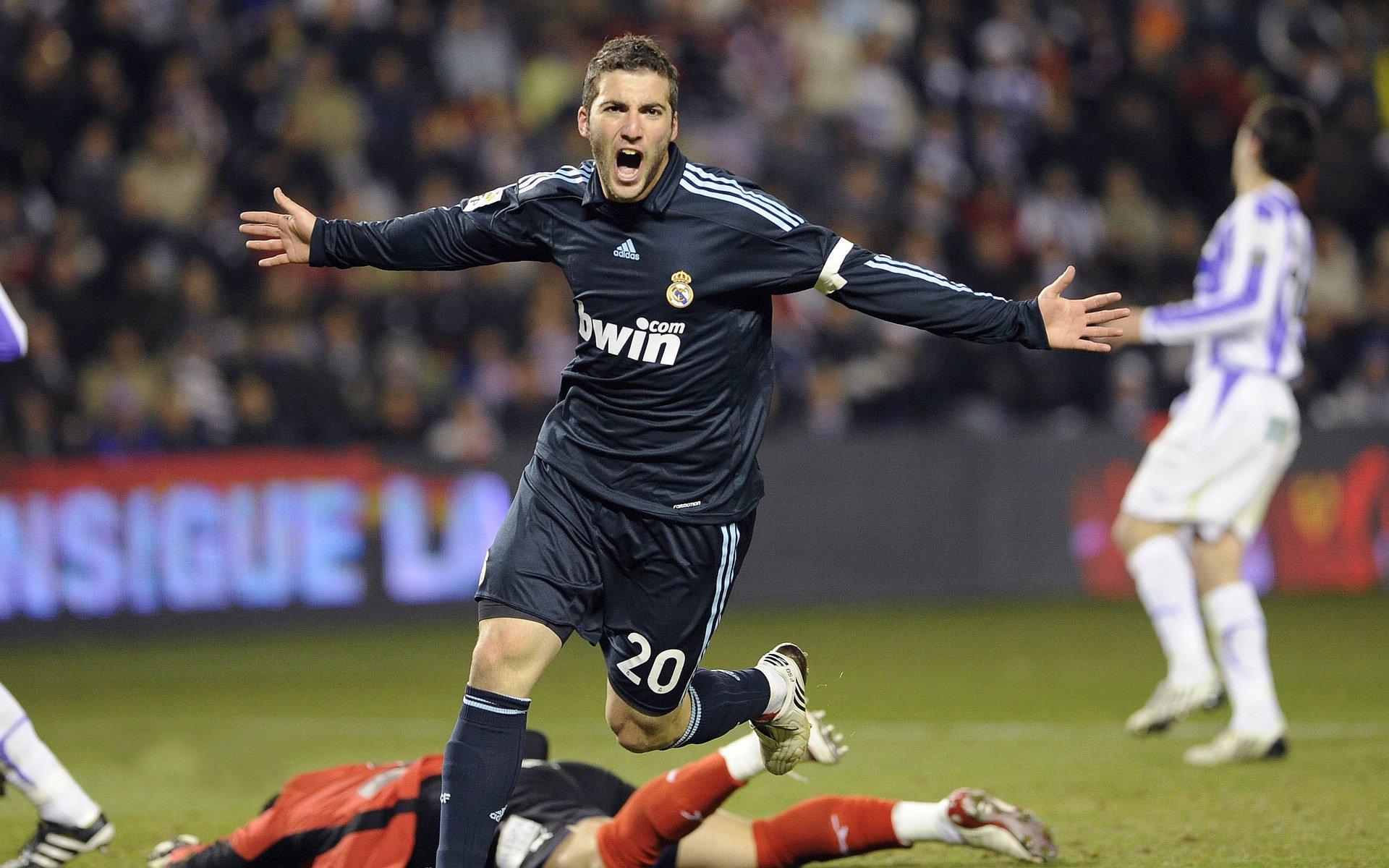 “足球公益跑活动走进社区，促进全民健身”，足球公益项目简介